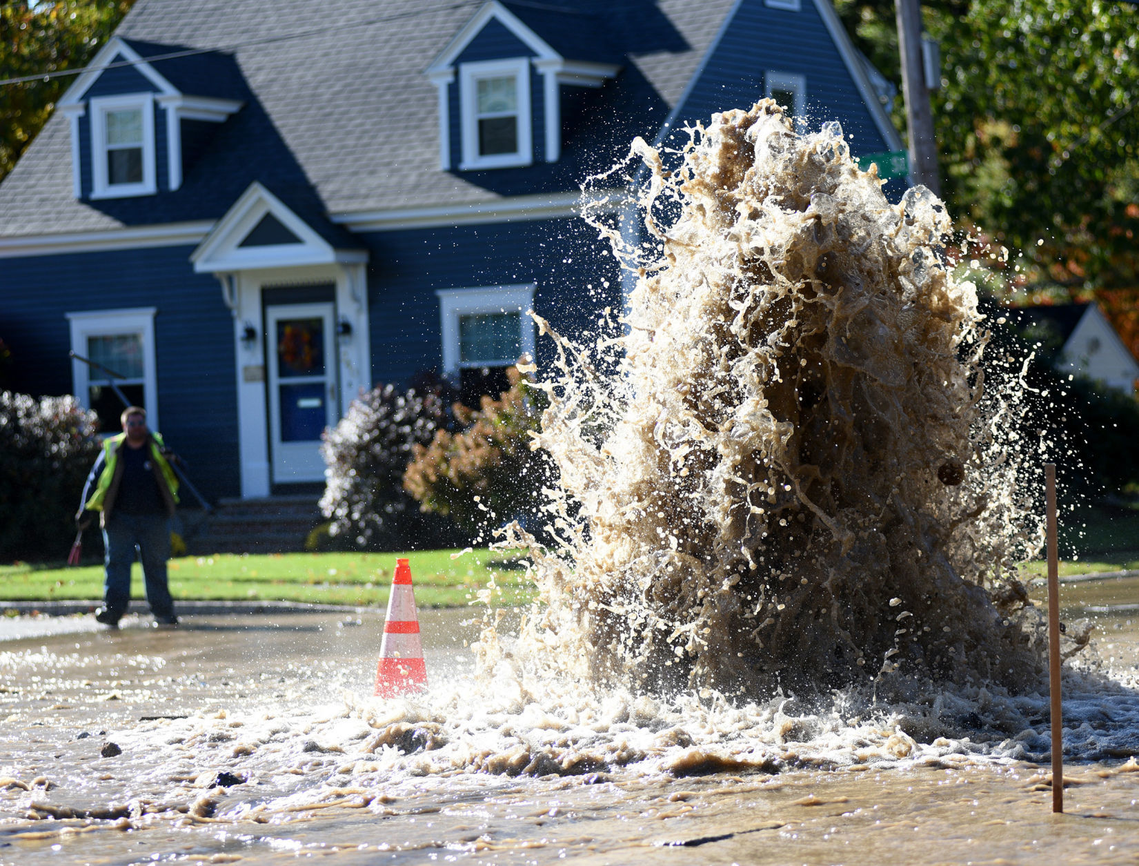 181224-news-picsoftheyear-1027_loc_water_main_break_015_2192.jpg